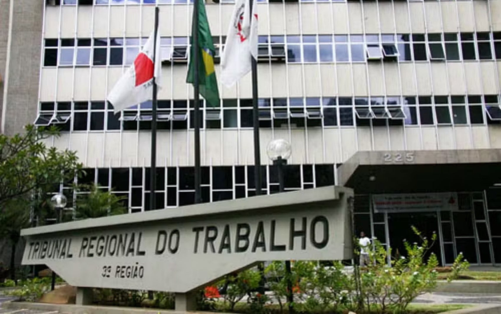 Instituição de ensino terá de indenizar funcionário em R$ 50 mil por demissão perto da aposentadoria em MG