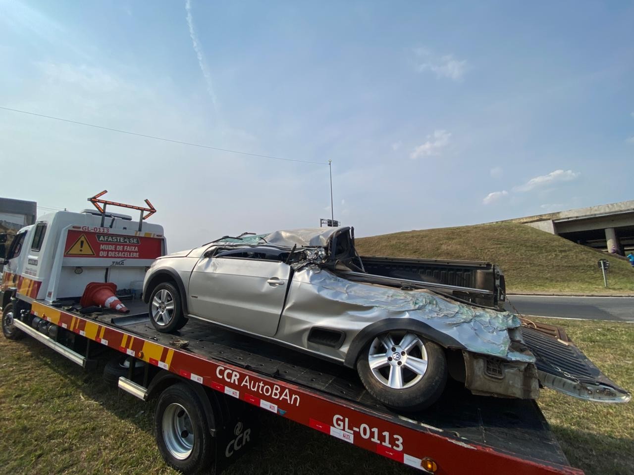 Caminhão carregado de lixo tomba, esmaga carro e motorista escapa com vida em Sumaré