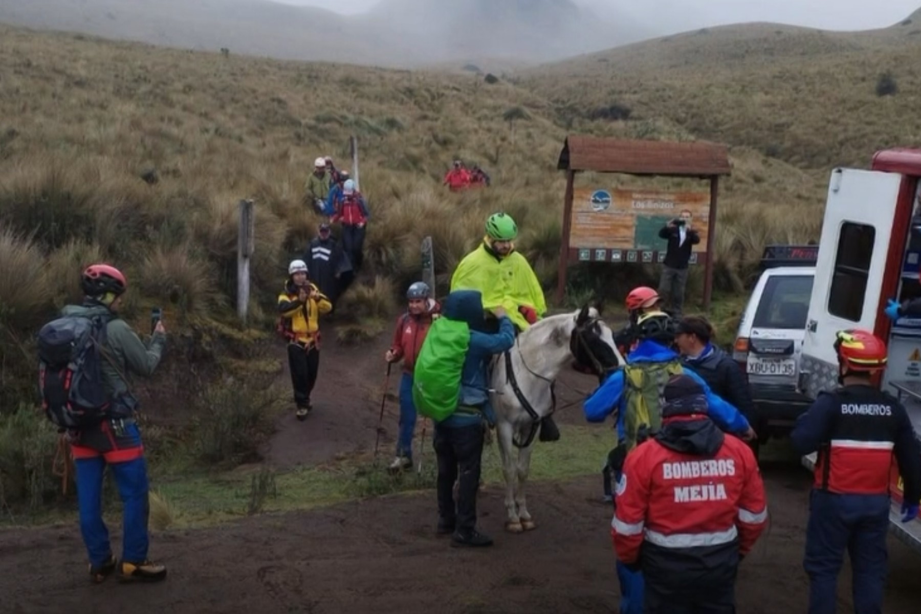 Paranaense atingido por raio na cabeça durante trilha no Equador foi levado a cavalo até ambulância