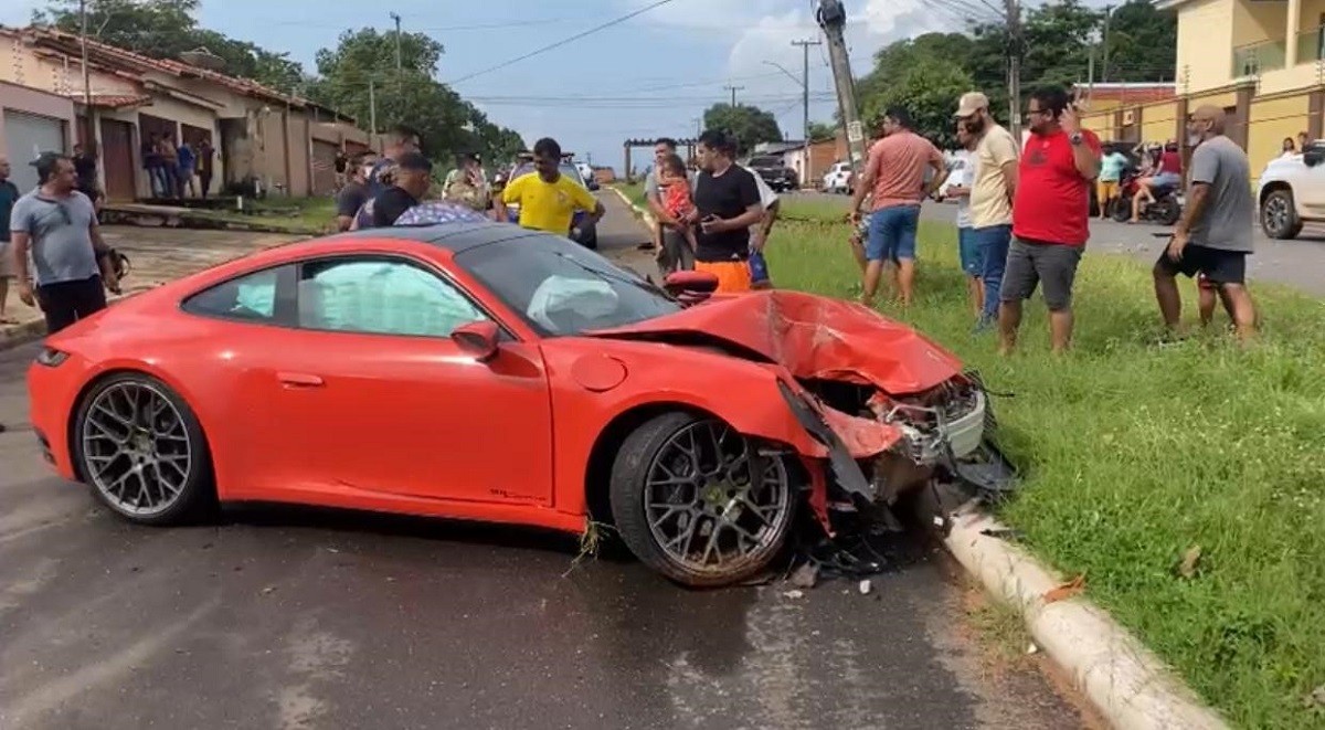 Porsche de mais de R$ 700 mil fica destruído após motorista bater em poste no Tocantins