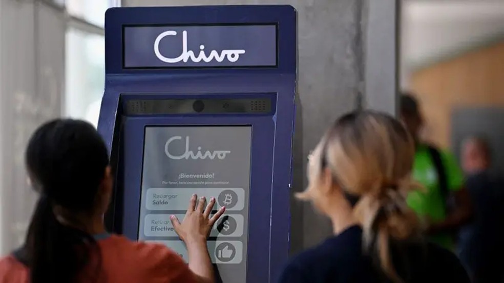 O governo de El Salvador destinou US$ 50 milhões (R$ 249 milhões) à instalação de caixas eletrônicos para bitcoin e a outros custos de implementação do projeto — Foto: AFP via Getty Images