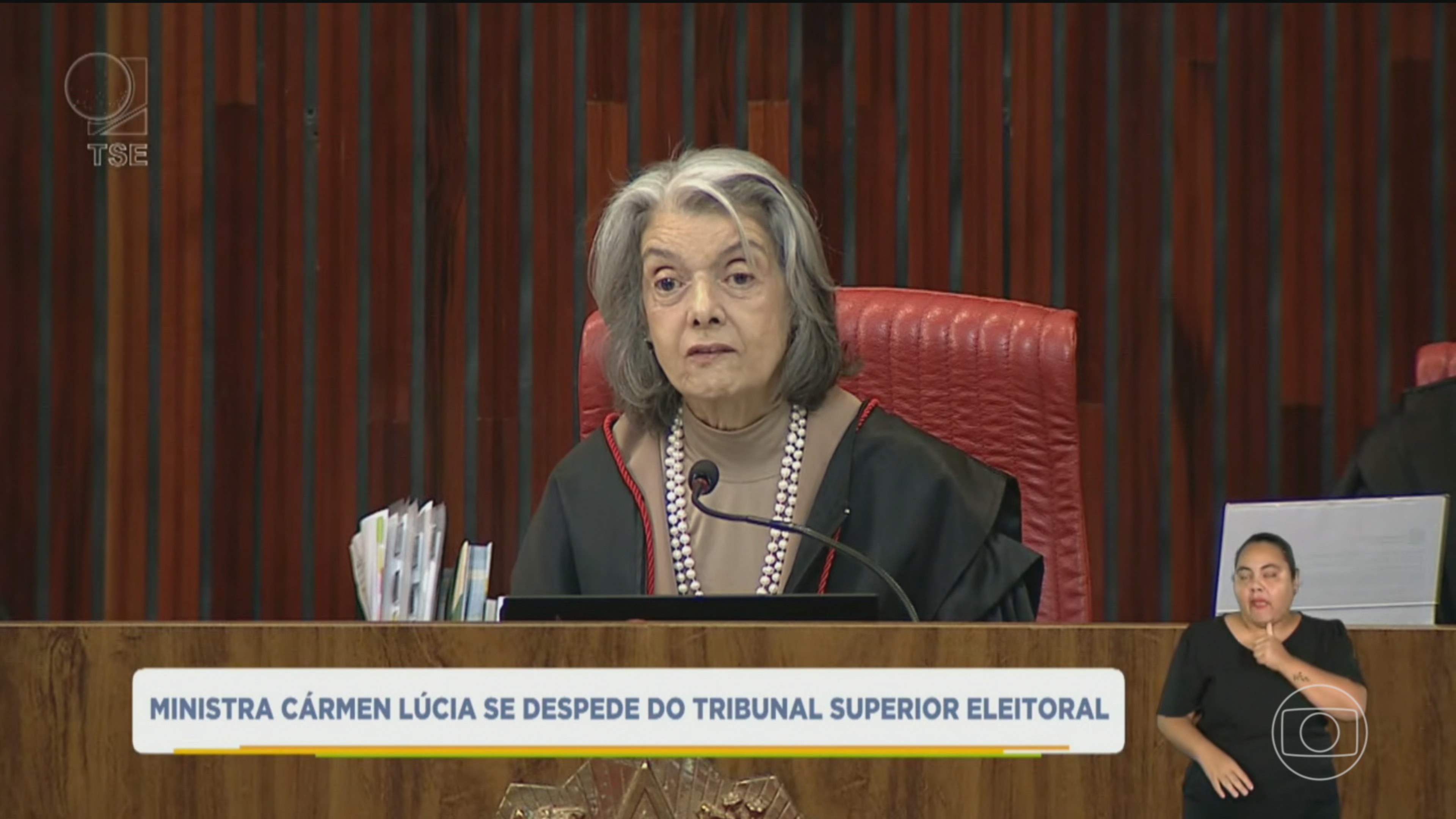 Ministra Cármen Lúcia critica violência contra a mulher e defende presença feminina  maior em cargos públicos