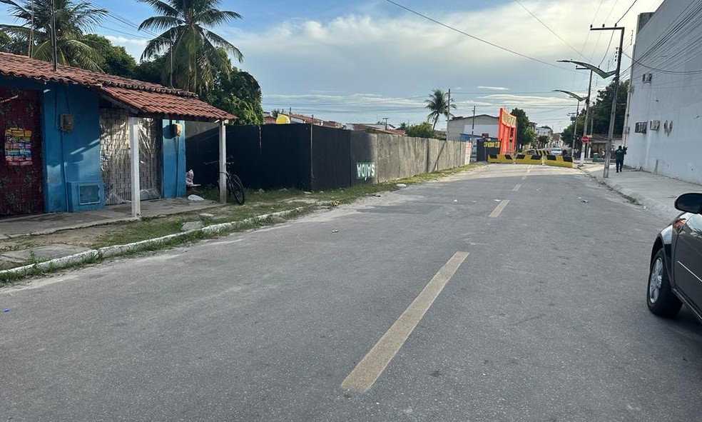 Irmãos foram mortos a tiros na Rua Honorato Silvestre, no Bairro Mangueiral, na cidade de Horizonte. — Foto: Leábem Monteiro/ SVM