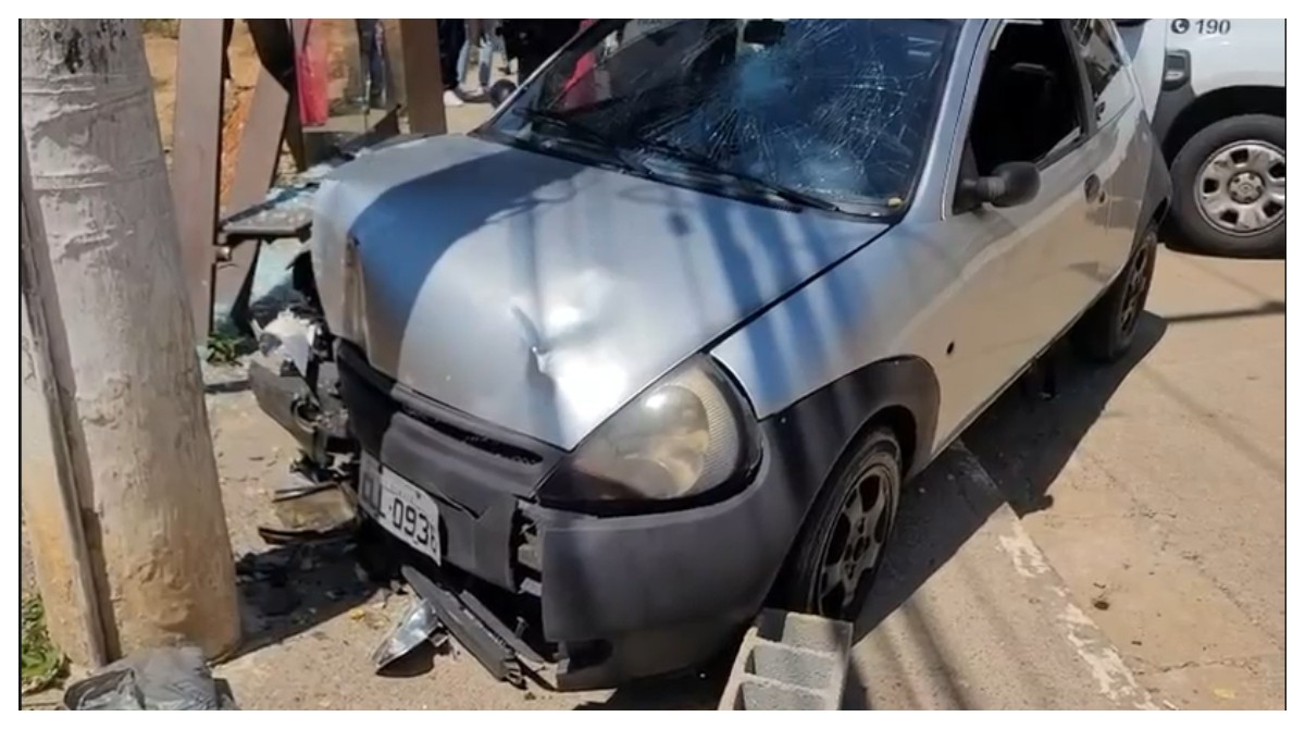 Carro atinge ponto de ônibus na Zona Norte de SP e atropela 5 pessoas; helicóptero da PM é acionado para resgate