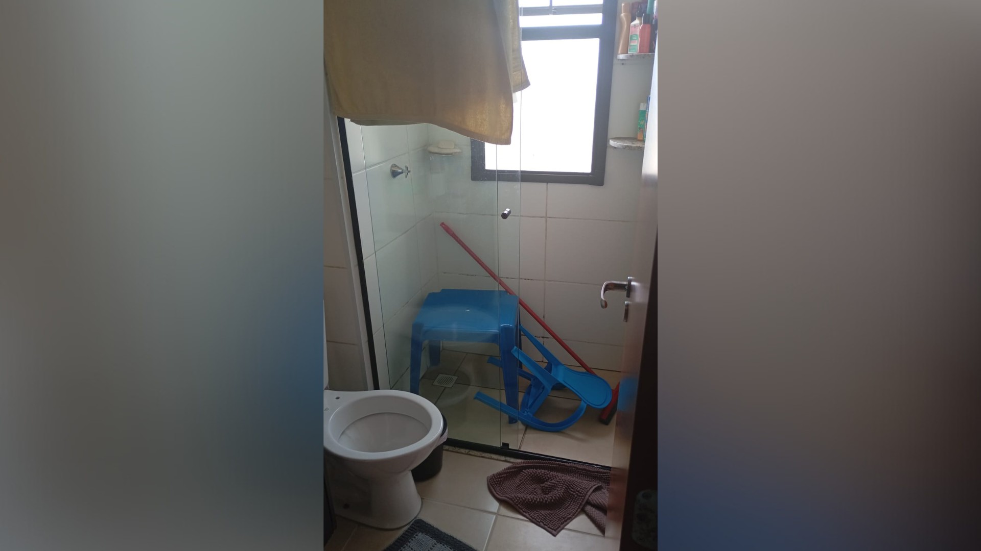 Menino que morreu ao cair do 12º andar pode ter usado cadeirinha e mesa infantil para alcançar janela