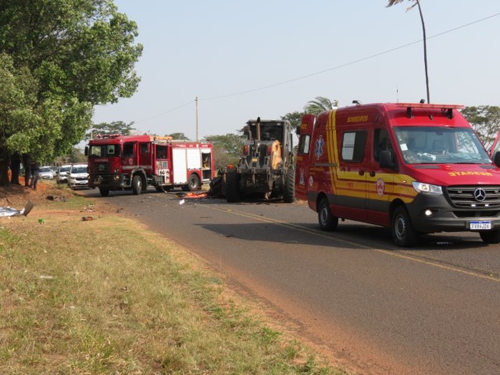Homem morreu após colisão entre carro e motoniveladora em Dracena (SP) — Foto: Jorge Zanoni