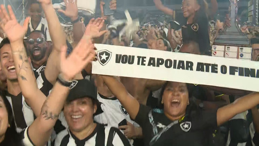 Torcida do Botafogo celebra o título no Rio — Foto: Reprodução/TV Globo