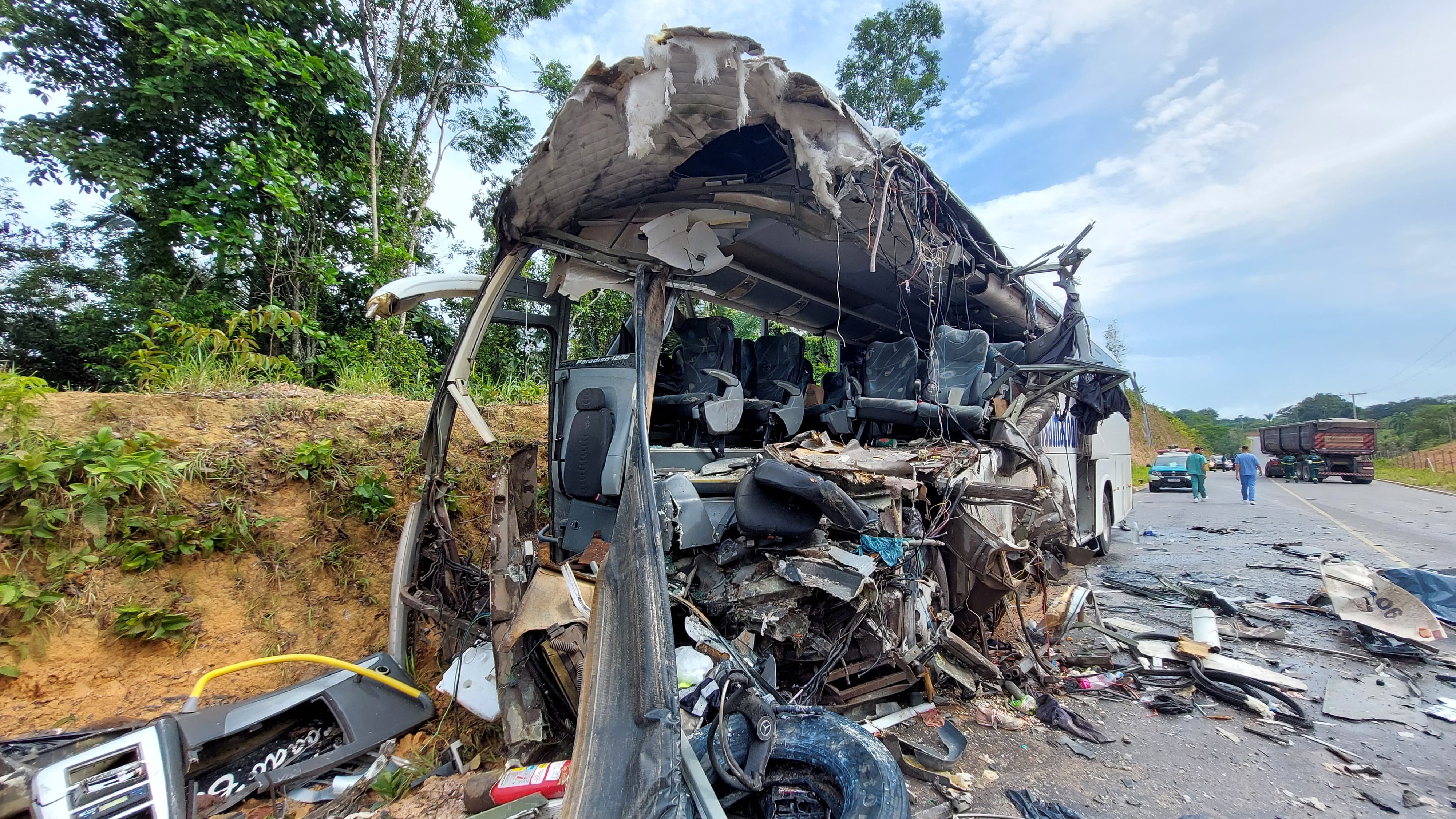 Motorista de carreta que colidiu com ônibus e matou quatro pessoas no AM vai responder por homicídio culposo