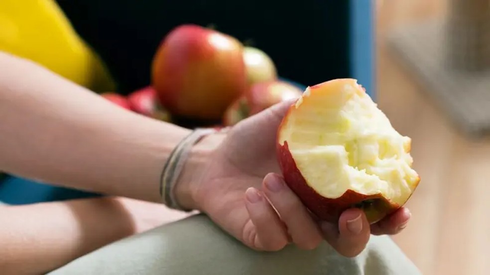 O consumo de maçãs aparentemente está associado a diversos benefícios à saúde. — Foto: GETTY IMAGES via BBC