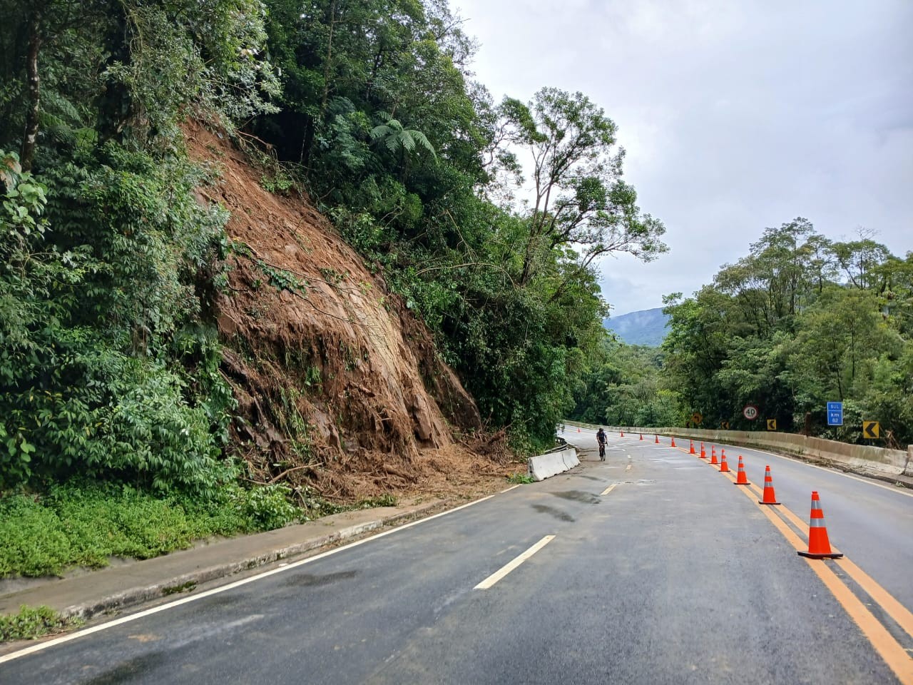 Rodovia Mogi-Bertioga opera em sistema 'pare e siga' nesta segunda-feira