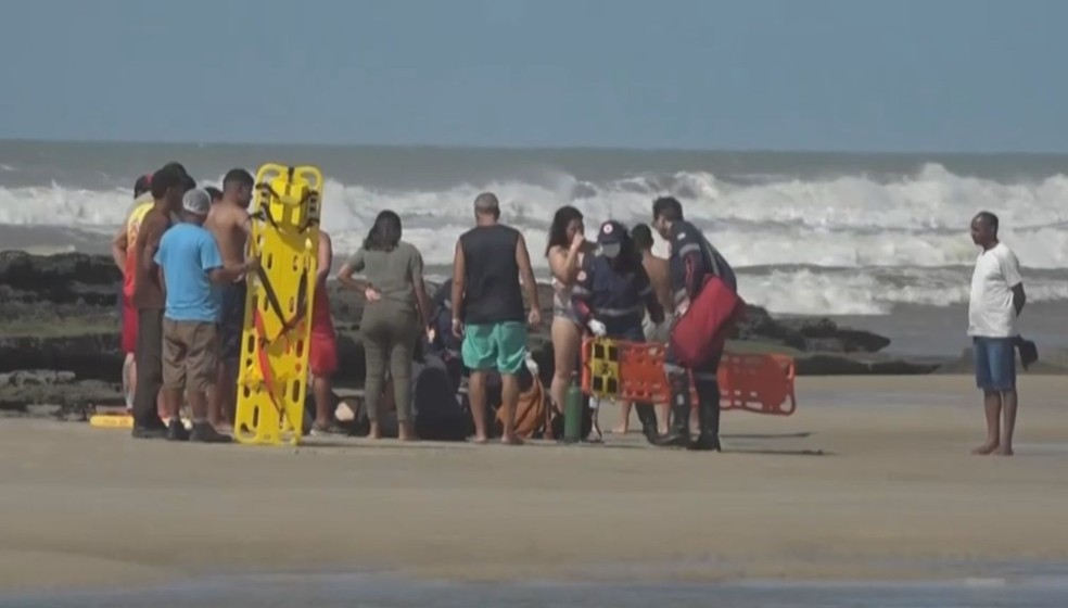 Quatro turistas do estado de São Paulo, de uma mesma família, foram resgatados de afogamento na manhã desta segunda-feira (10),  em uma praia do município de Ilhéus — Foto: Reprodução/TV Santa Cruz