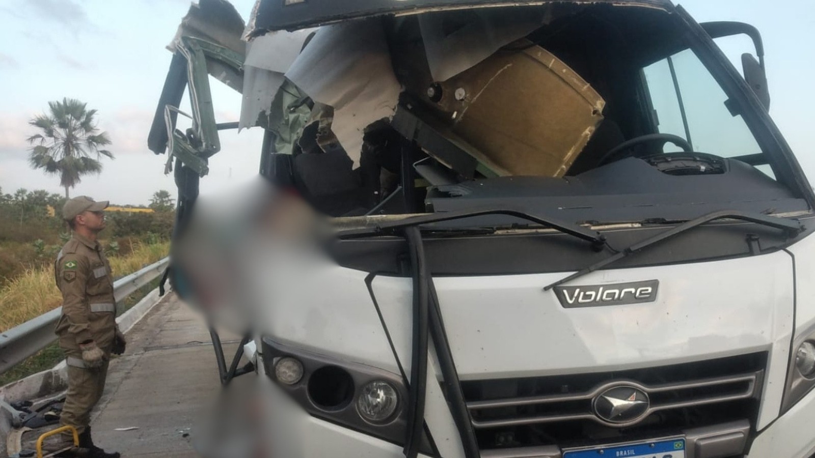 Idoso morre em colisão entre micro-ônibus e caminhão em Caucaia
