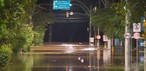 Temporal no RS: alagamento em rua do bairro Menino Deus, em Porto Alegre — Foto: Reprodução/RBS TV