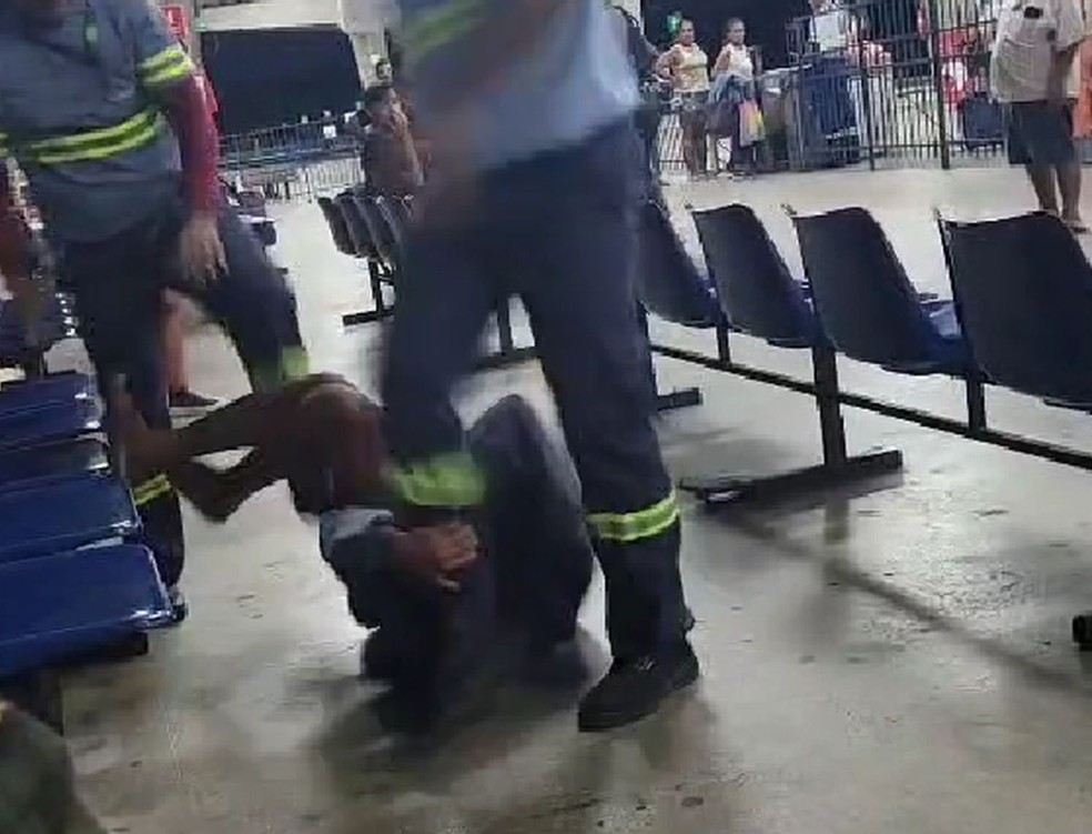 Homem que pedia dinheiro a passageiros  agredido e arrastado por funcionrios de rodoviria em Aracaju  Foto: Arquivo pessoal