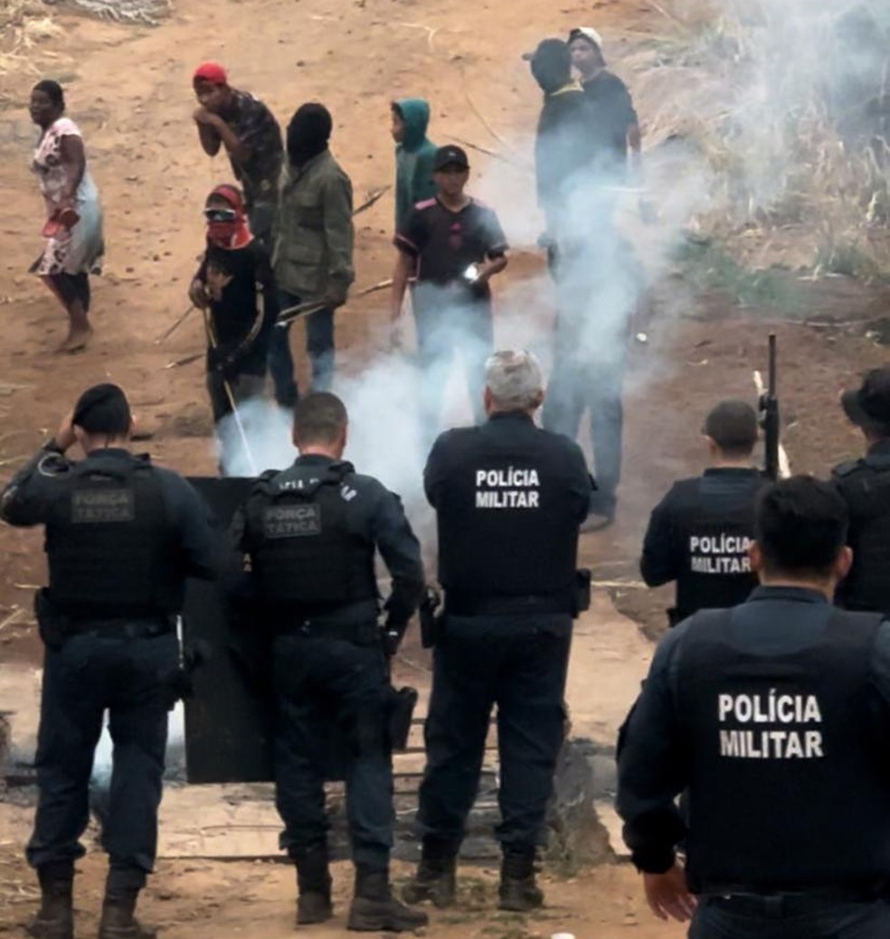 Conflito entre a Polícia Militar e indígenas em Antônio João. — Foto: Polícia Militar