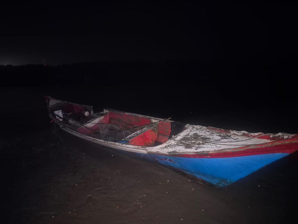 Pescador desaparece após batida entre táxi náutico e canoa em rio do Paraná — Foto: Corpo de Bombeiros