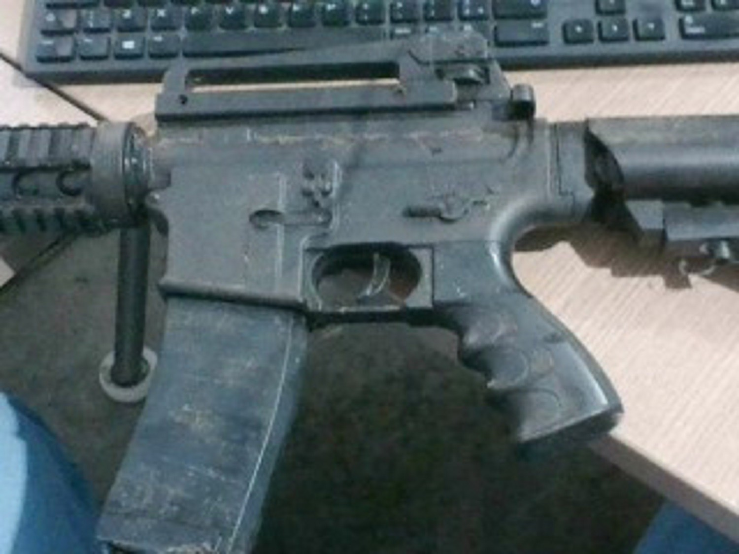 Homem posta vídeo exibindo arma parecida com fuzil e acaba preso por violência doméstica contra namorada de 14 anos