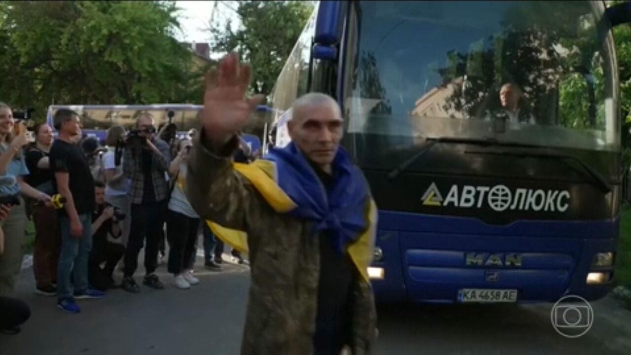 Reencontros, sorrisos e lágrimas no retorno de prisioneiros de guerra à Ucrânia