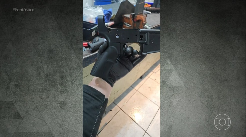 Imagens mostram fabricação de fuzis falsificados — Foto: Reprodução/TV Globo