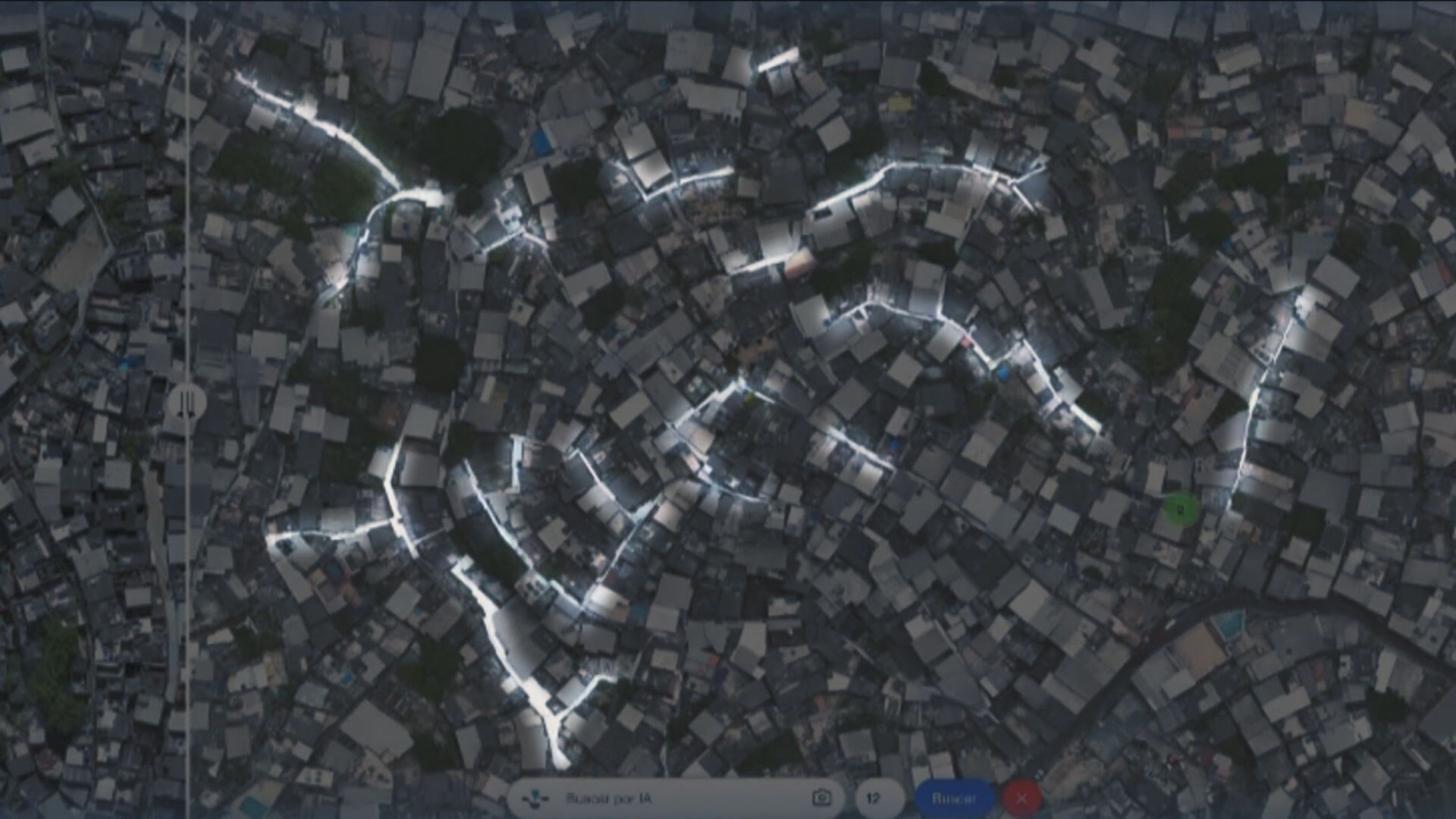Ruas estão 'sumindo' no Complexo do Alemão para impedir vigília de drones; veja imagens