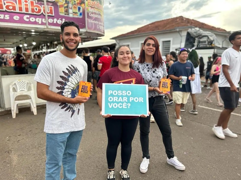 Grupo de oração no Carnaval. — Foto: Renata Fontoura/ Primeira Página