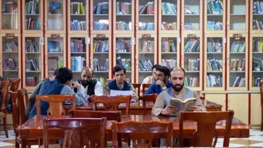 Talebã proíbe universidades de usarem livros escritos por mulheres - O decreto também proíbe o ensino de 18 disciplinas, incluindo direitos humanos e assédio sexual.