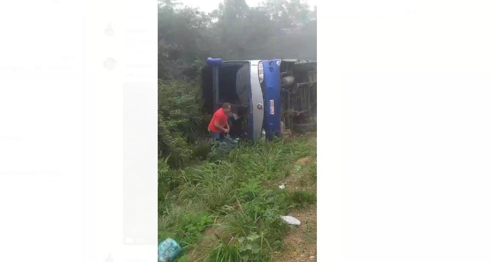 Oito pessoas ficam feridas após ônibus tombar em rodovia do sudoeste da Bahia — Foto: Reprodução/Redes Sociais