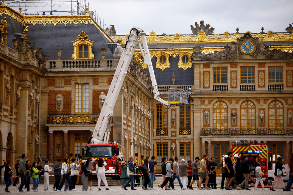 Bombeiros controlam chamas no Palácio de Versalhes — Foto: Sarah Meyssonnier/Reuters