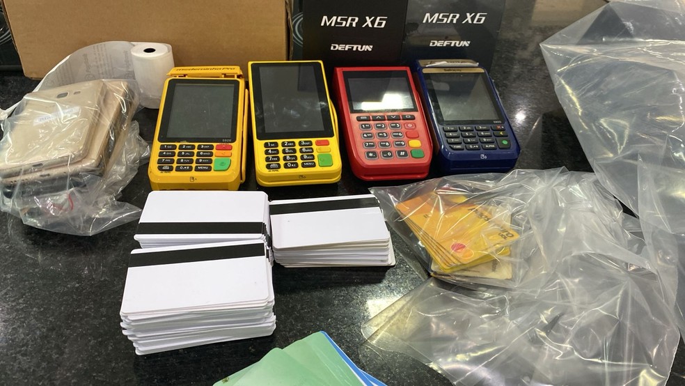 Polícia Federal apreendeu celulares, máquinas de cartão e outros itens — Foto: Polícia Federal de Santos