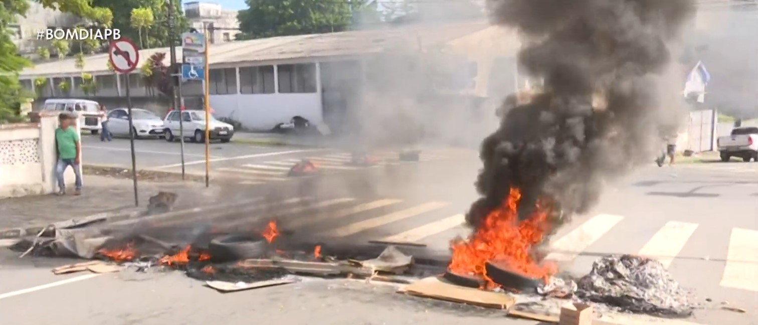 Comerciantes interditam rua em frente ao Mercado Central durante protesto, em João Pessoa