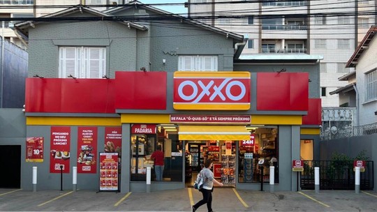 Raízen encerra parceria em rede de conveniência e FEMSA passa a controlar OXXO - A produtora de açúcar e etanol ficará com as lojas de conveniência associadas à marca Shell, sua acionista, enquanto a companhia mexicana passará a deter 100% da rede de mercados no Brasil.
