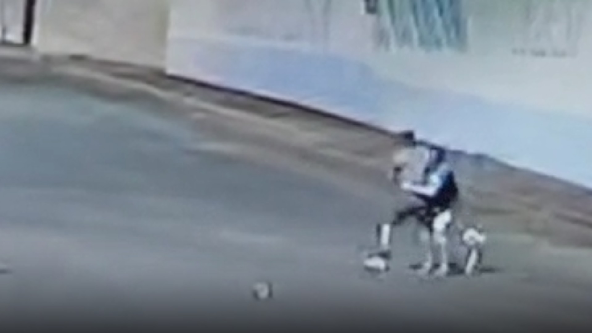Estudante reage a assalto, luta com bandido e é esfaqueado em MG