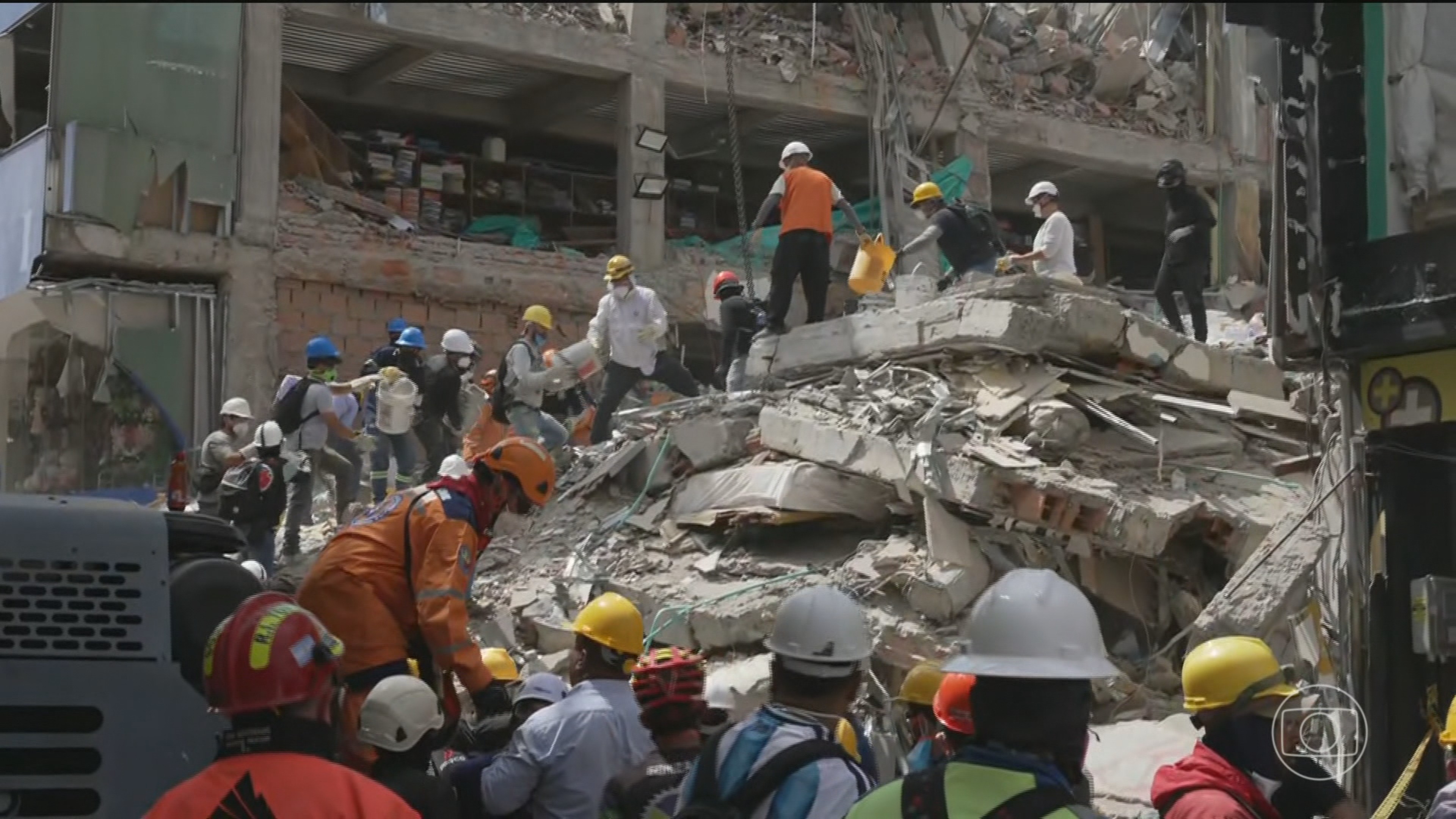 Cinco dias após terremoto na Colômbia, moradores buscam abrigo em construções que podem desabar a qualquer momento