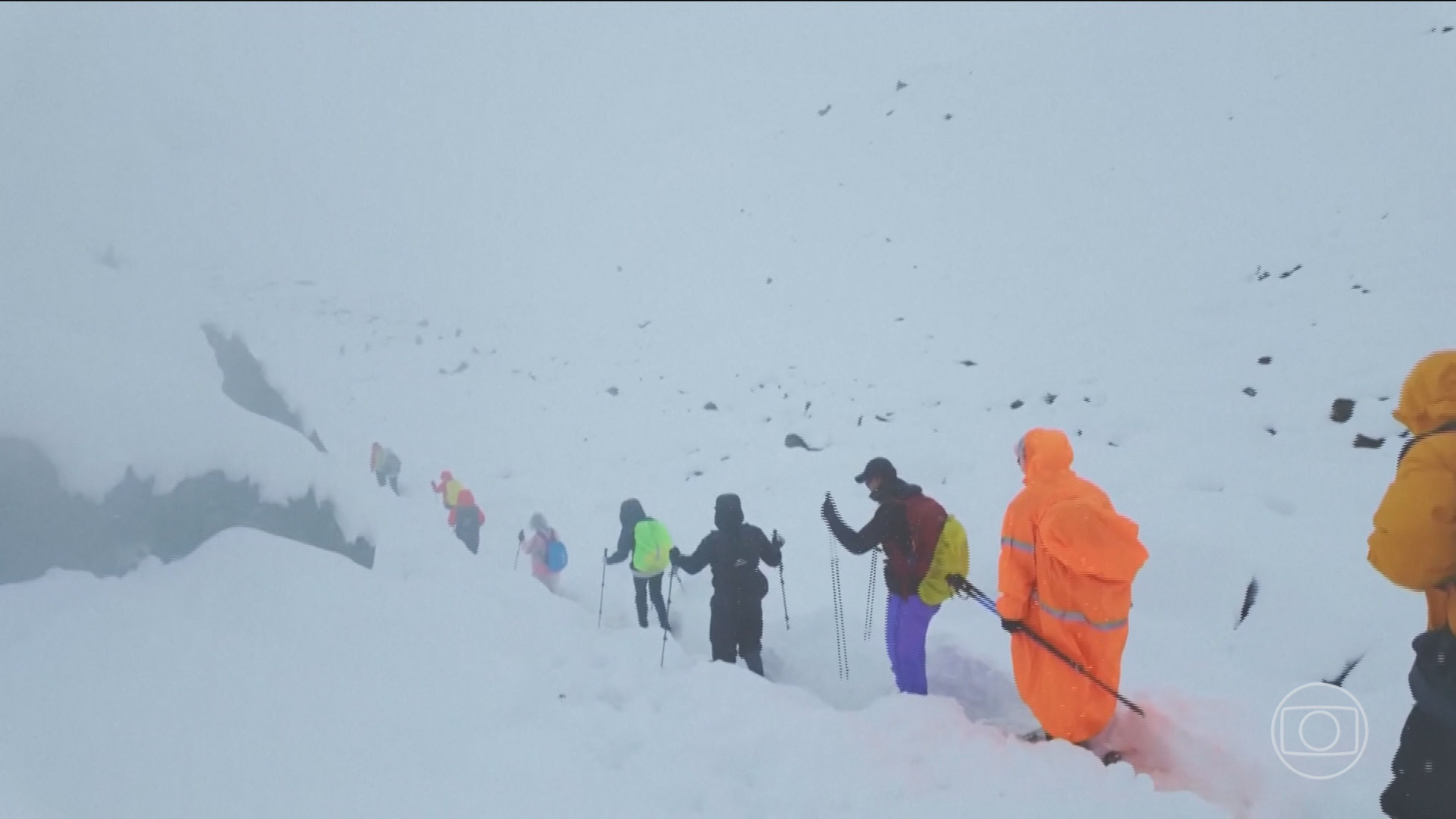 Socorristas tentam salvar mais de 200 alpinistas presos no Monte Everest
