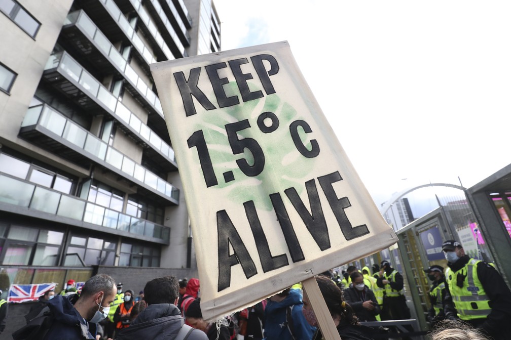 Ativistas climáticos participam de uma manifestação do lado de fora do local da Cúpula do Clima COP26 da ONU em Glasgow, em 12 de novembro de 2021 — Foto: AP/Scott Heppell, Arquivo