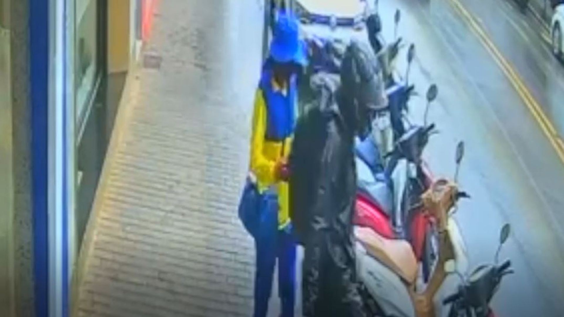Homem de uniforme dos Correios e comparsa de capacete assaltam joalheira no ES; veja VÍDEO