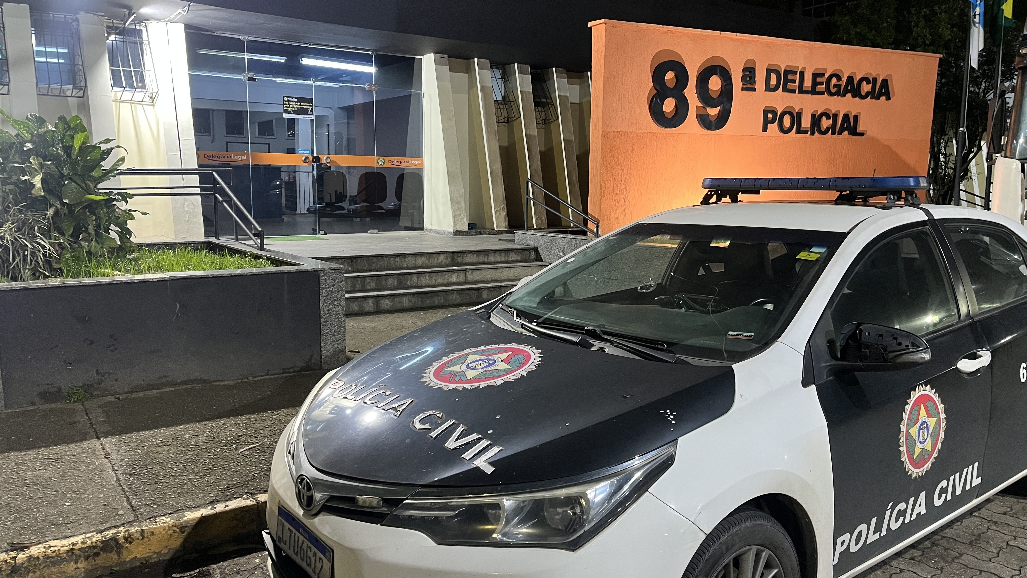 Assaltantes entram pelo forro e furtam joalheria em shopping de Resende