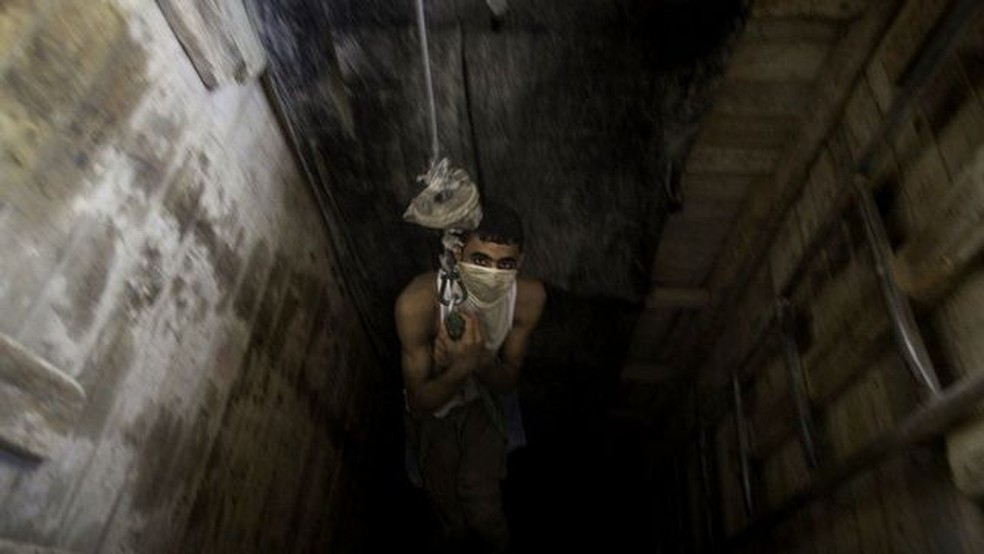 Túneis foram escavados sob a fronteira egípcia para trazer todos os tipos de mercadorias e armas — Foto: Getty/BBC