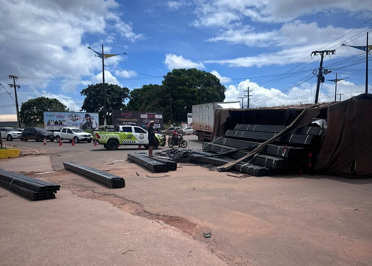 Carreta tomba na rotatória da Cuiabá com Moaçara e causa lentidão no trânsito em Santarém