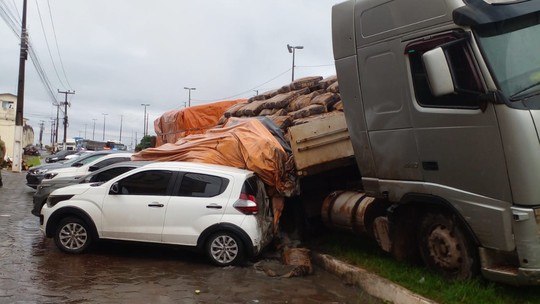 Carreta desgovernada faz 'strike' e acerta 11 carros no Maranhão - Foto: (Divulgação/PRF)