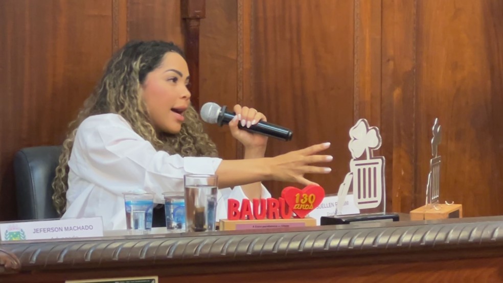 4 de 7
Suellen Rosim (PSD) mostra trof&eacute;us que ganhou de empresas pelo anivers&aacute;rio da cidade &mdash; Foto: Cesar Evaristo/TV TEM