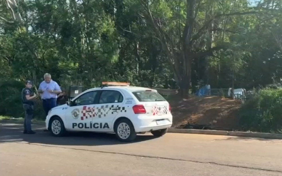 Polícia investiga corpo carbonizado encontrado próximo a Ecoponto em Araçatuba (SP) — Foto: Reprodução/TV TEM