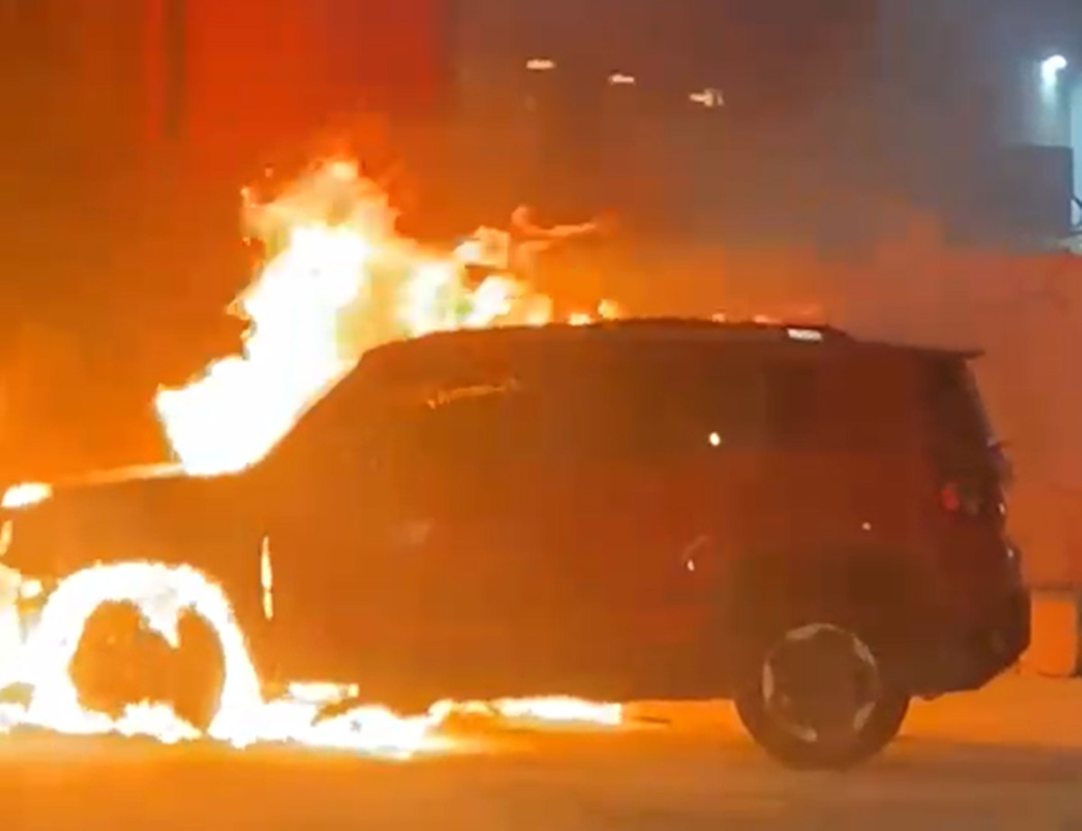 Carro pega fogo em frente a farmácia e fica totalmente destruído, em João Pessoa; VÍDEO