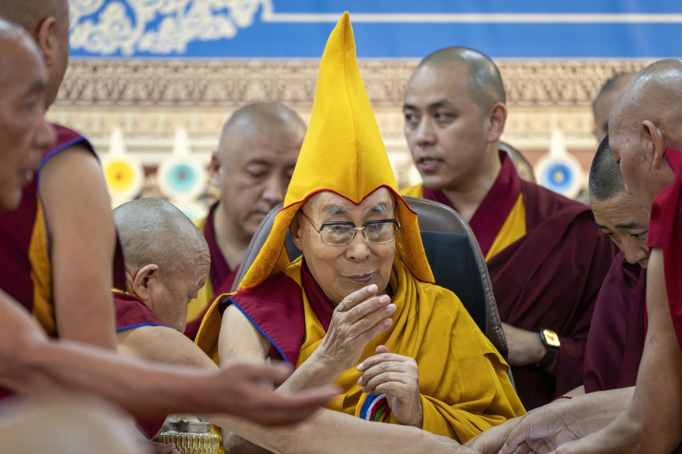 O Dalai Lama durante evento no templo de Tsuglakhang, na Índia, em 30 de junho de 2025 — Foto: AP Foto/Ashwini Bhatia