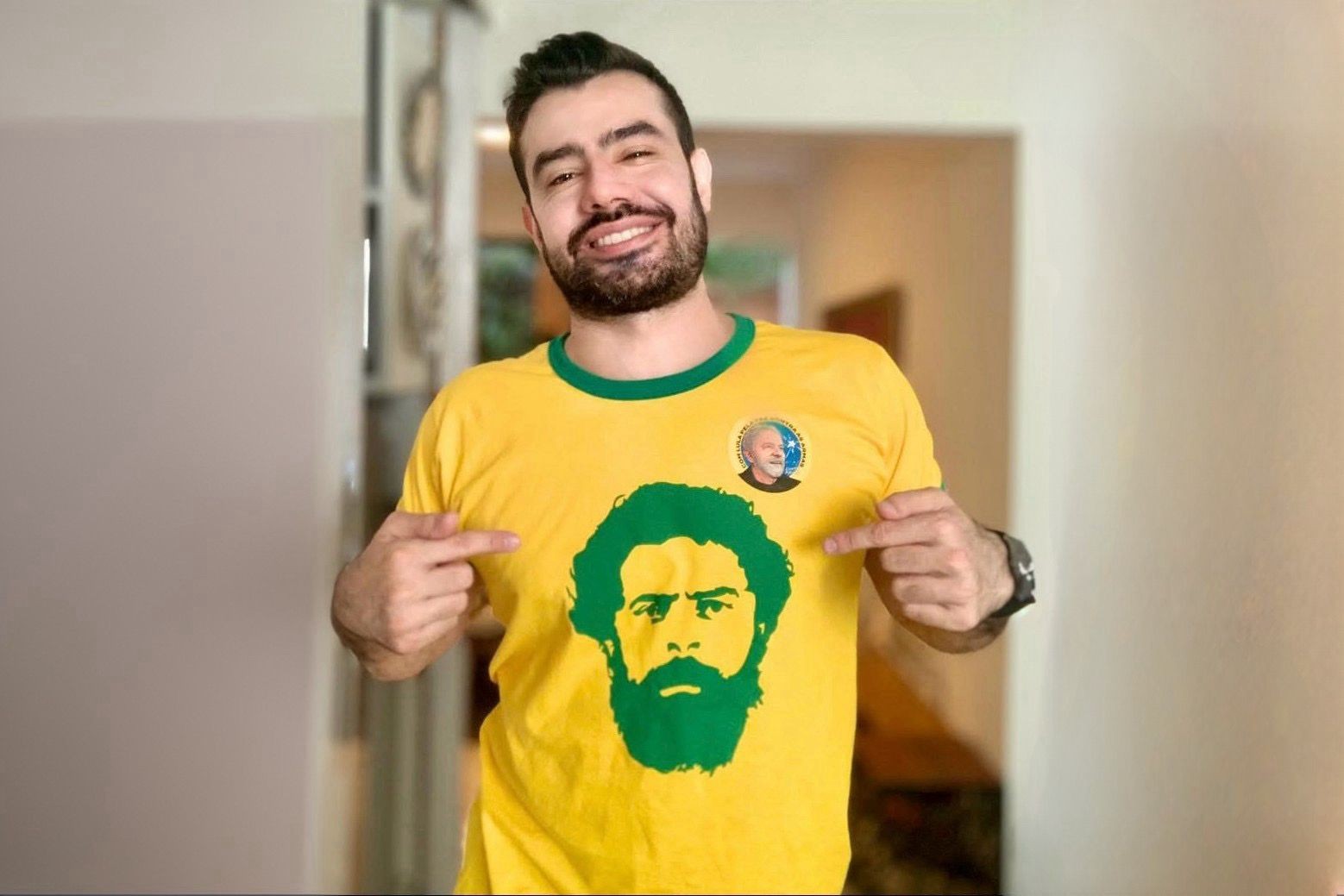 Roteirista denuncia homofobia e ameaças em restaurante de BH por usar camiseta de presidente Lula