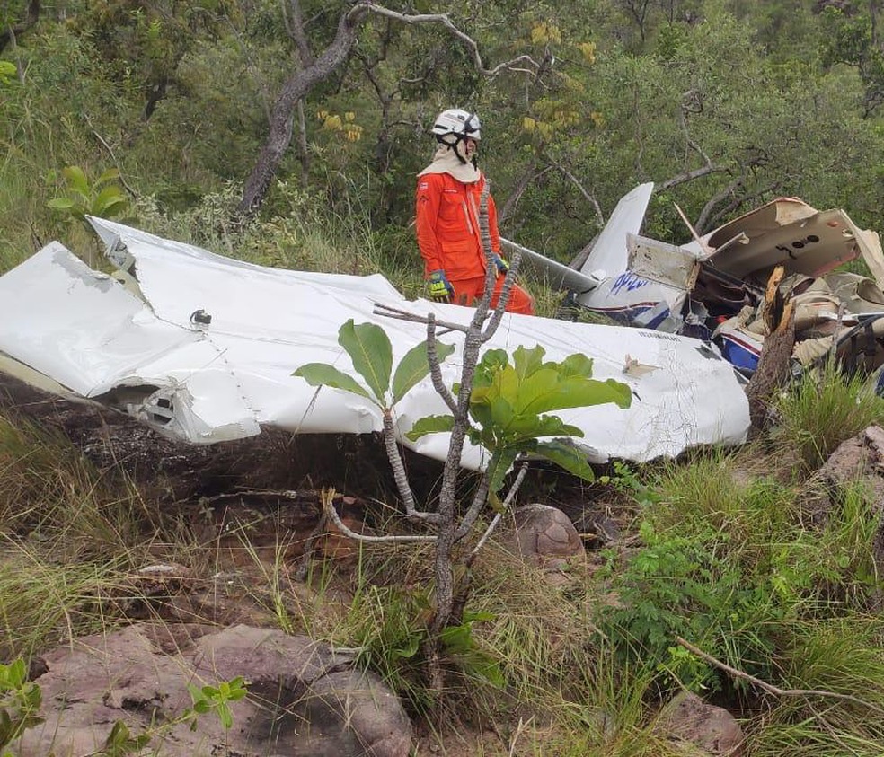 Destroços do avião que caiu e matou três pessoas em Barreiras, no oeste da Bahia — Foto: Divulgação/Corpo de Bombeiros
