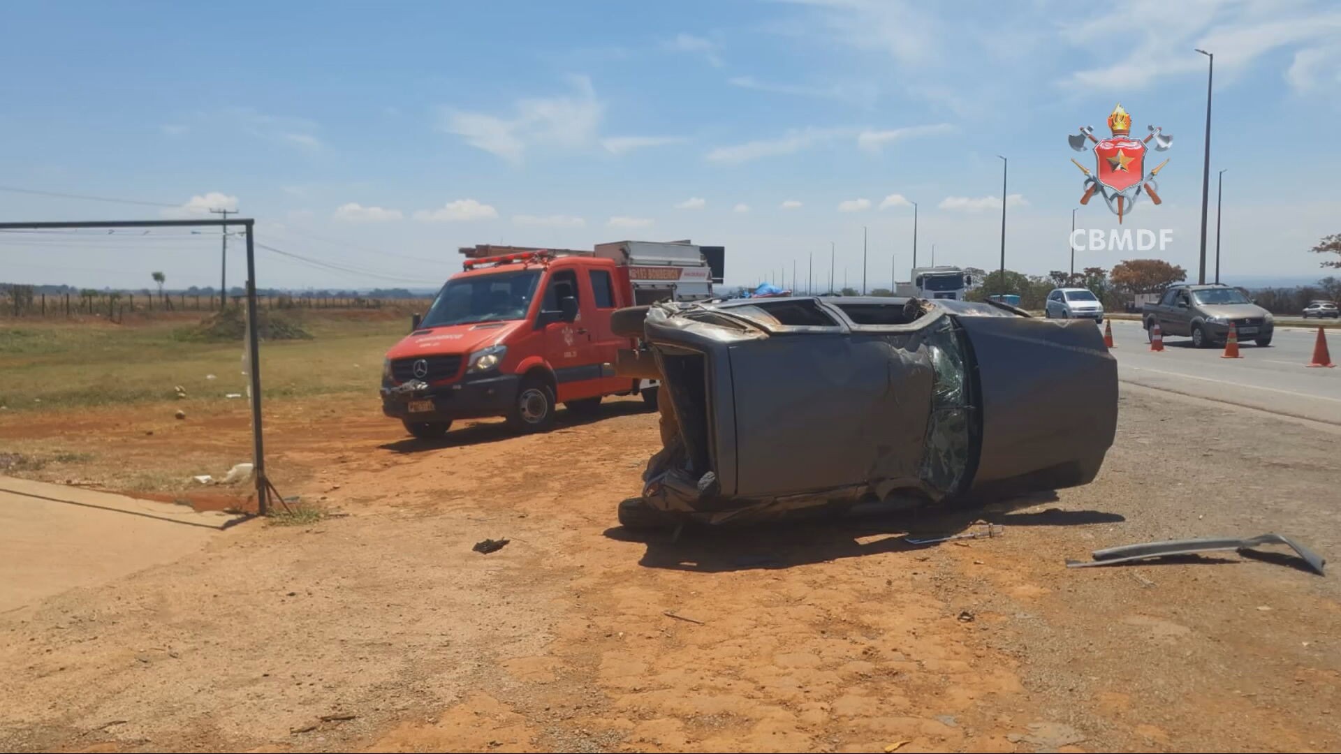 Carro capota na Epia Sul, no DF, após bater em outro veículo; passageira é levada a hospital
