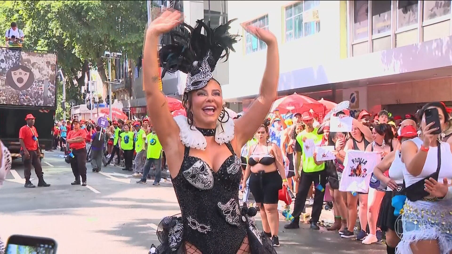 Bloco mais antigo do Rio celebra 107 carnavais em desfile no Centro com a rainha Paolla Oliveira