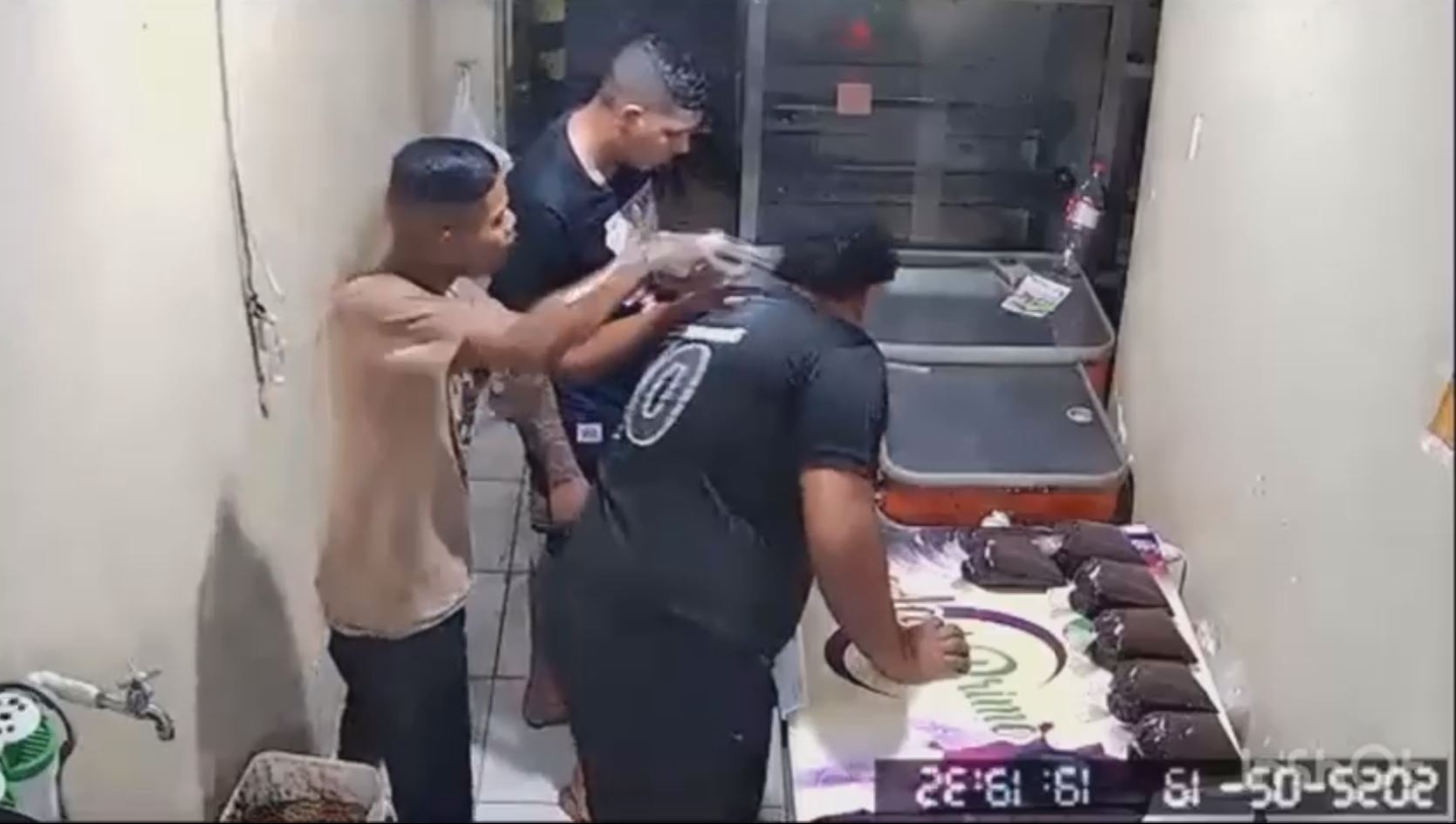 Assaltantes que deram coronhada em funcionário de batedeira de açaí são indiciados em Macapá