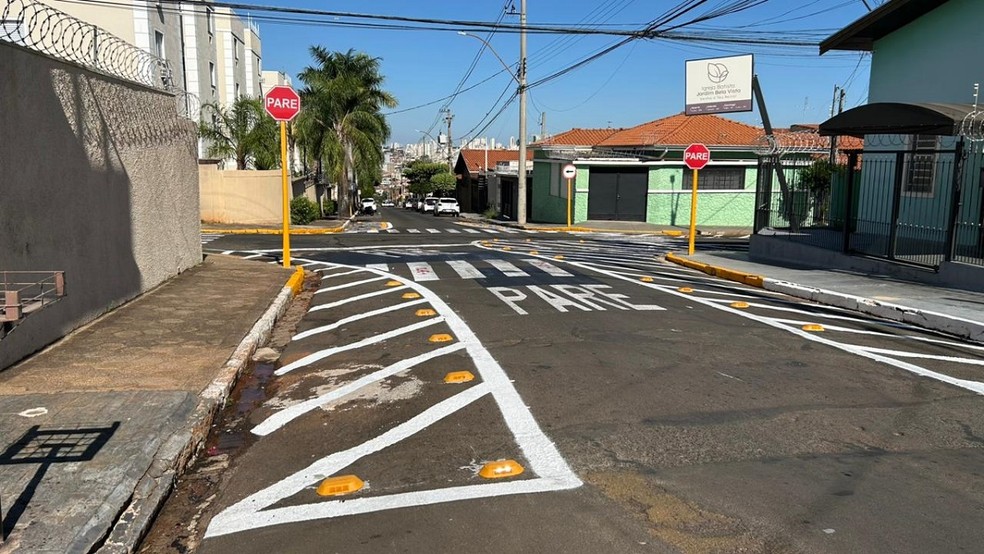 1 de 2
Rua "Acalmada" foi instalada no cruzamento das ruas Silva Jardim e Padre Anchieta, no bairro Bela Vista &mdash; Foto: Paulo Piassi/g1